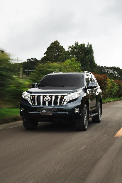 Alquiler de vehículos en Medellín - Toyota Prado TXL, de frente en movimiento