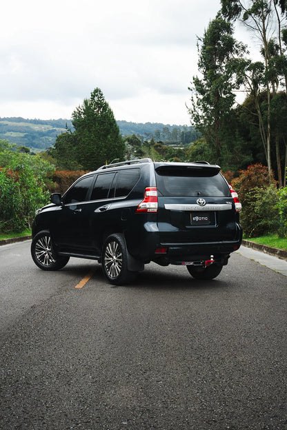 Alquiler de vehículos en Medellín - Toyota Prado TXL, vista trasera lateral (2)