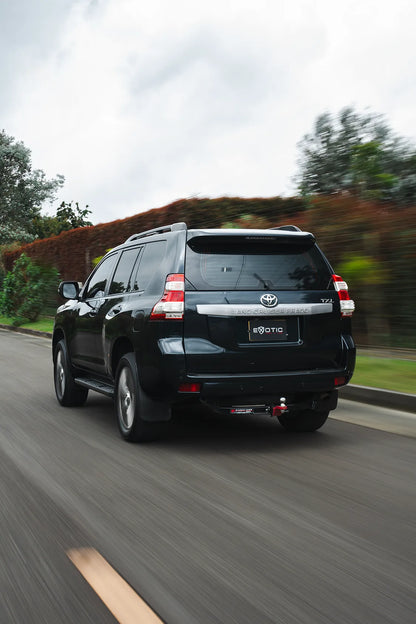 Alquiler de vehículos en Medellín - Toyota Prado TXL, vista trasera lateral