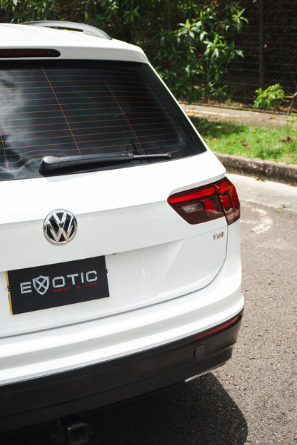 Alquiler de vehículos en Medellín - Volkswagen Tiguan, logo y emblema