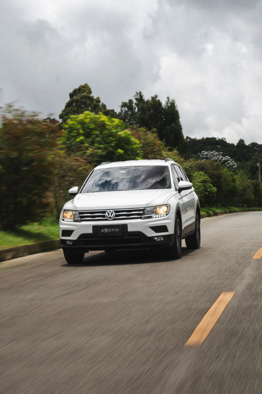 Alquiler de vehículos en Medellín - Volkswagen Tiguan, vista tres cuartos frontal (2)