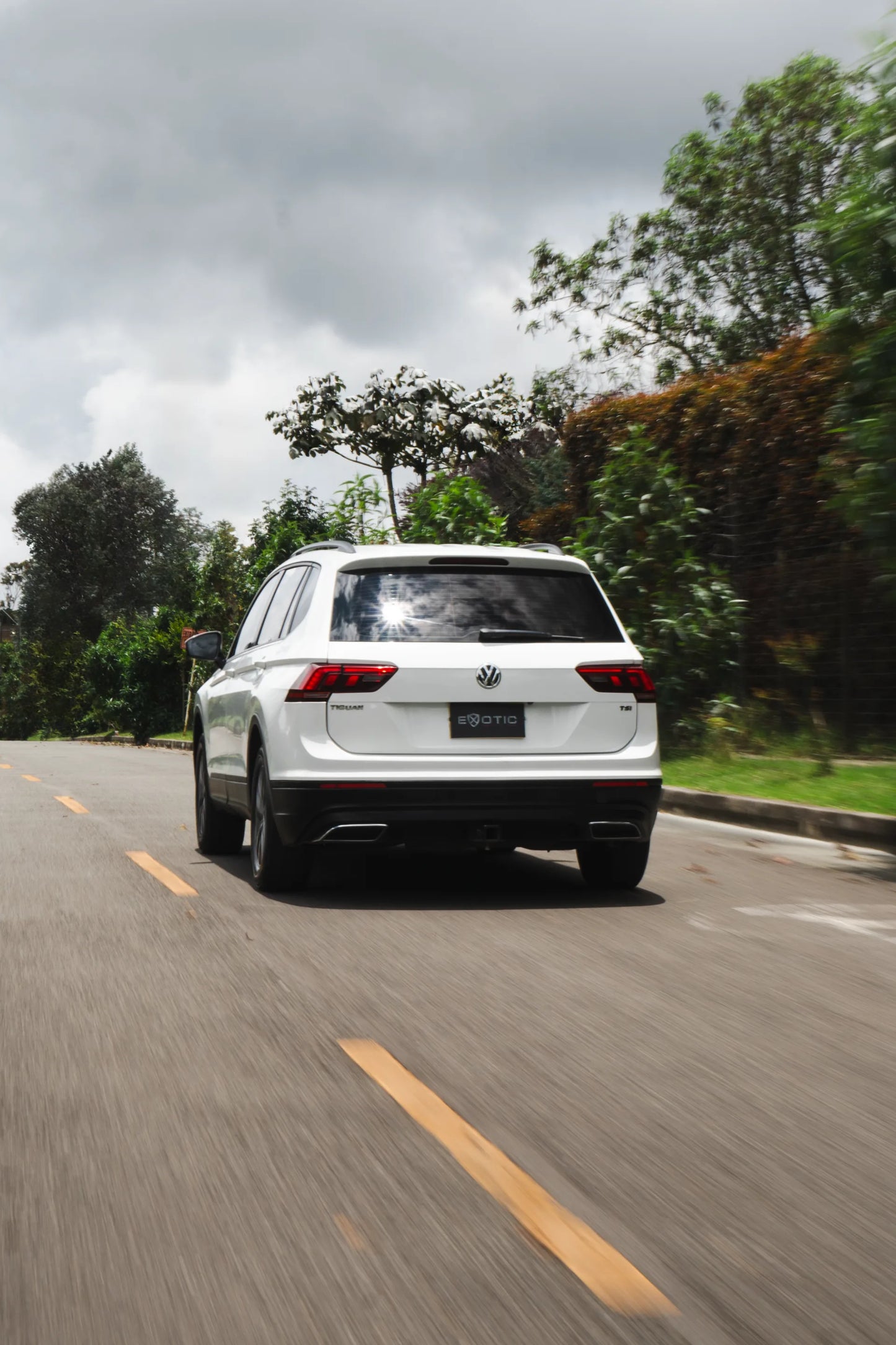 Alquiler de vehículos en Medellín - Volkswagen Tiguan, vista tres cuartos trasero (2)