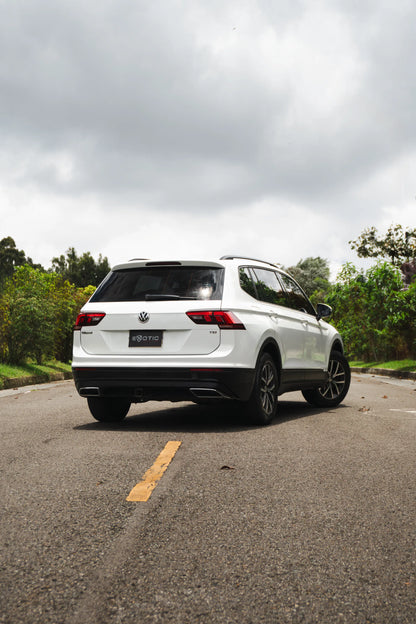 Alquiler de vehículos en Medellín - Volkswagen Tiguan, vista tres cuartos trasero